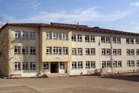 18 aydır bitmeyen okul inşaatına veliler el attı!