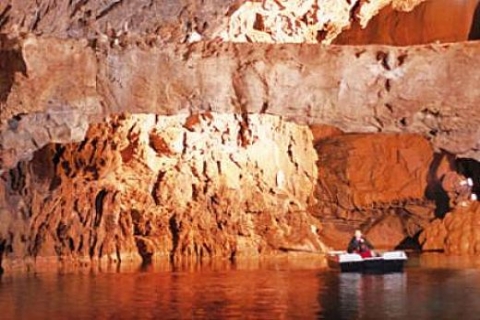 Antalya'nın düğmeli evleri ve Altınbeşik Mağarası tarihi dokuyu yansıtıyor!