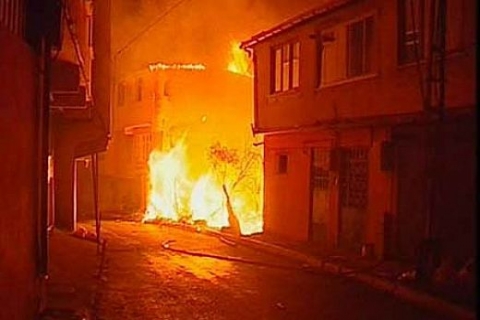 Beyoğlu'ndaki 5 katlı binada çıkan yangın maddi hasara yol açtı!