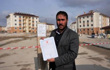 Baran Kızıltaş, TOKİ'ye kızdığı için yolu taşlarla kapattı!