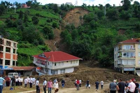 Rize'de ağır hasarlı evler yıkıldı!