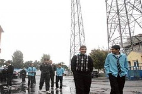 AVM inşaatına engel olan elektrik direği okul bahçesine alındı!