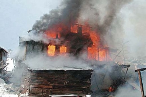 Bolu'da bir aileye ait evler ve ahırlar yandı!