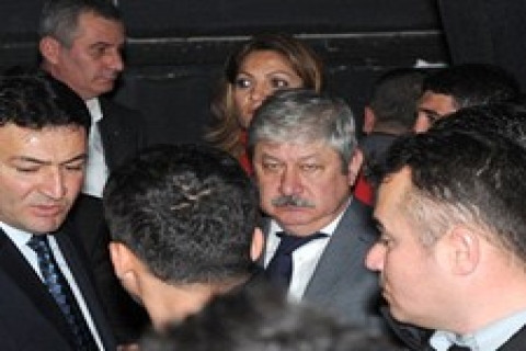 Antalya'da imar düzenlemesine kızanlar belediye bastı