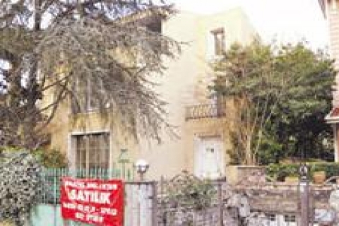 Uğur Yücel'in villası Hastel Emlak'a satıldı