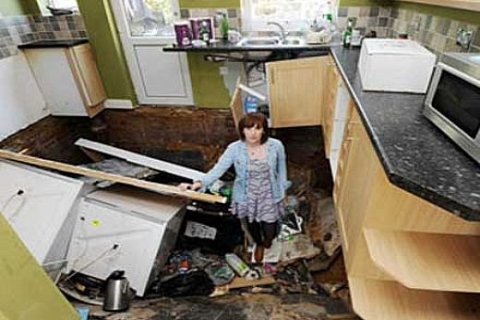 Rosie Kennedy ve Chris Brennan hayallerinin evine taşındı, ertesi gün mutfak çöktü!