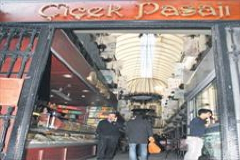 Çiçek Pasajı'na açılır kapanır çatı yapıldı!