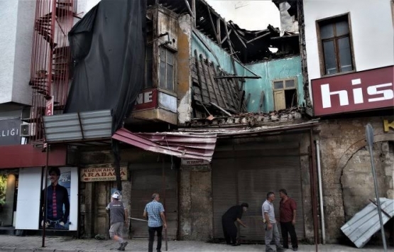 Mersin'de kullanılmayan binada çökme!