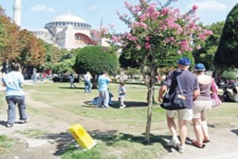 Sultanahmet Parkı'ndaki kablolar tehlike saçıyor!