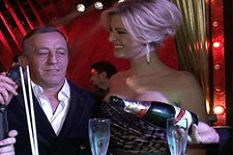 Ali Ağaoğlu İstinye'de sevgilisi Petek Ertüre ile yemek yedi!