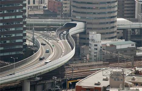 Japonya daki Gate Tower binasının içinden otoyol geçiyor!