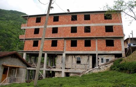 Babalarından kalma taş evin üzerinde bina inşa ettiler!