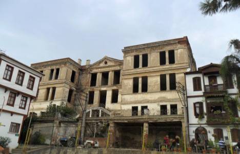 Tirilde'nin tarihi taş mektebi okul haline getirilecek!