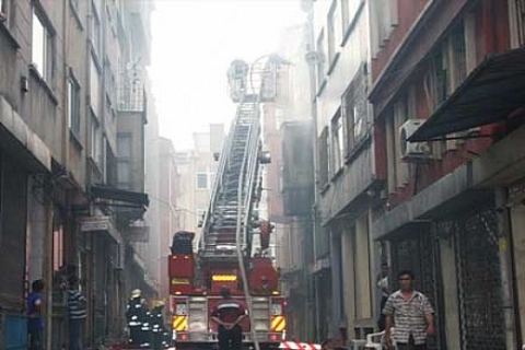Fatih'te ayakkabı ve çanta imalatı yapan iş yerinde yangın!