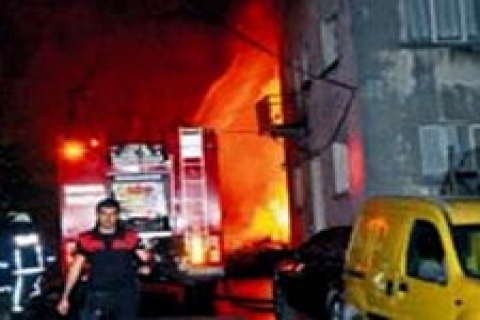 Hasköy'de 4 katlı ahşap bina yanarak çöktü!