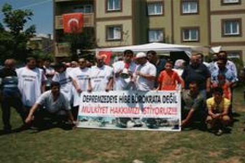 Depremzedeler Kocaeli Valiliği'nin önünde eylem yaptı