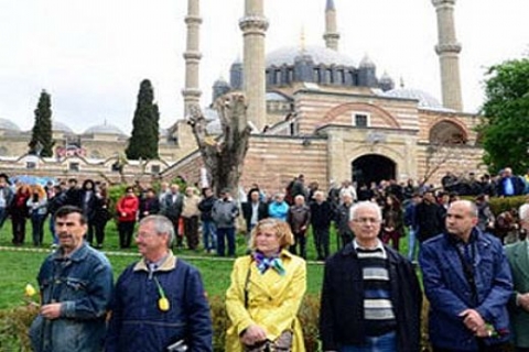 Mimar Sinan anma etkinliklerinde Selimiye Camii etrafında insan zinciri! 