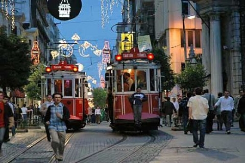 İstiklal Caddesi'nin parke taşları yenilenecek!
