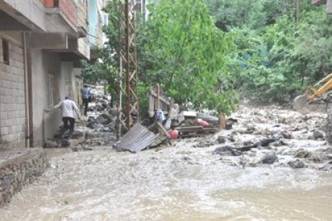 Hakkari'de yoğun sağanak yağışı yüzünden evler su altında kaldı!