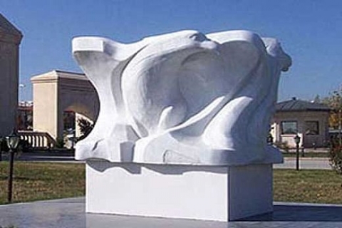 Dumlupınar Üniversitesi'nin girişindeki heykel, başarılı Türk öğrencileri için dikilmiş!