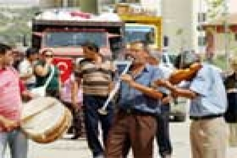 TOKİ evlerine güle oynaya taşındılar