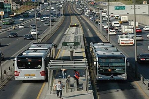 Beylikdüzü halkını metrobüsün gelişi sevindirdi ama inşaatı bıktırdı!