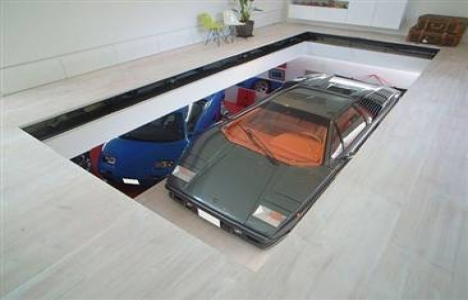 Singapur’da lüks otomobillerini salona park ediyorlar!