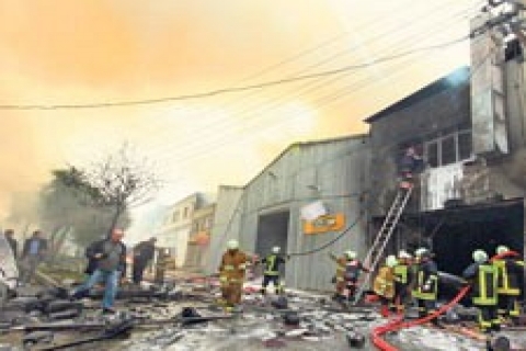 Fabrikadaki patlama ortalığı savaş alanına çevirdi!