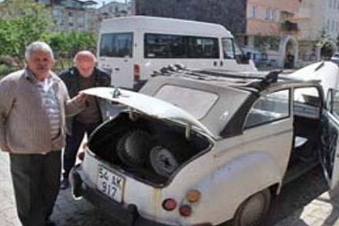 Evini tamir ettirebilmek için antika arabasını satışa çıkardı!