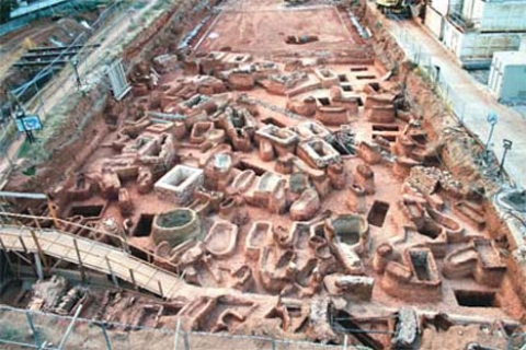 Selanik'teki metro kazısında 1800 yıllık tarihi yol bulundu!