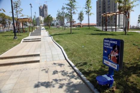  Ataşehir Belediyesi'nden parklara sokak hayvanları için su!
