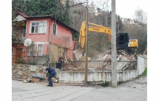 İzmit'te tehlike oluşturan yapı yıkıldı!