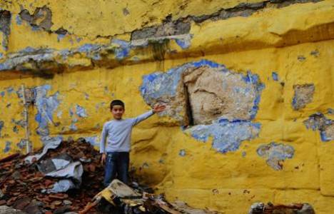 İzmir'de yıkılan gecekondunun duvarı tarihi eser çıktı!
