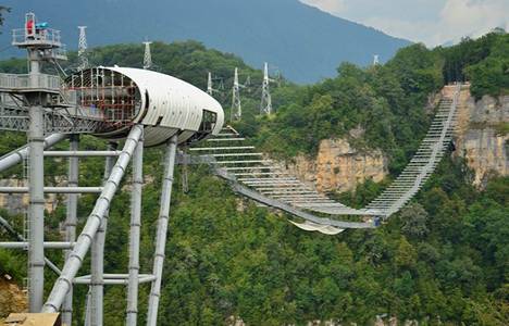 Rusya'da dünyanın en uzun asma köprüsü ziyaretçi akınına uğruyor!