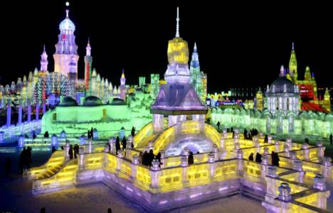 Çin'de Kar ve Buz Festivali için 48 metrelik buzdan şato yapıldı!