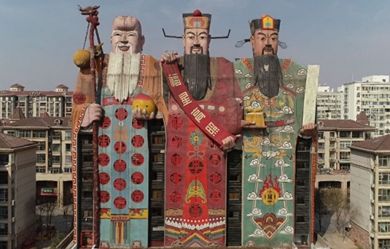 Çin'den üç tanrı heykeli şeklinde otel! Görenler çok şaşırıyor!