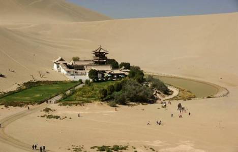 Çin'deki Hilal Gölü turistlerin ilgi odağı oldu!