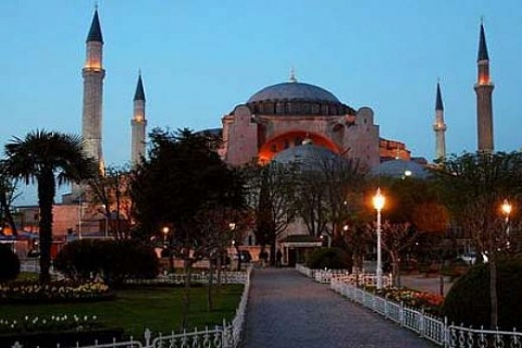 Ayasofya, Dolmabahçe Sarayı ve Galata Kulesi, Dünya Saati'nde kararacak!