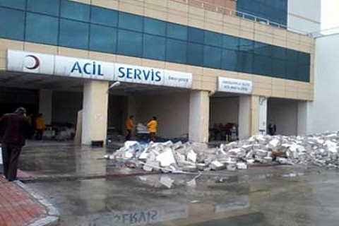 Adana Numune Hastanesi'nde sedye geçemeyince acil servis yıkıldı!