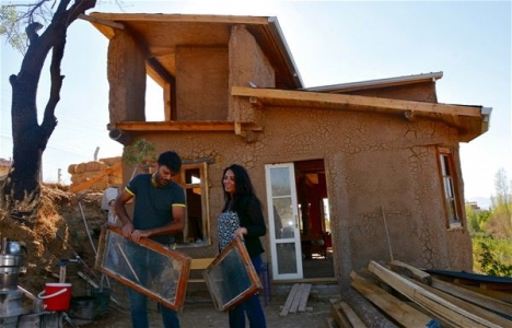 Kırşehirli çift samandan ev yaptı!