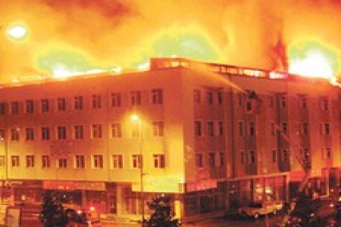 Esenyurt'taki iş merkezi gece yarısı alev aldı!