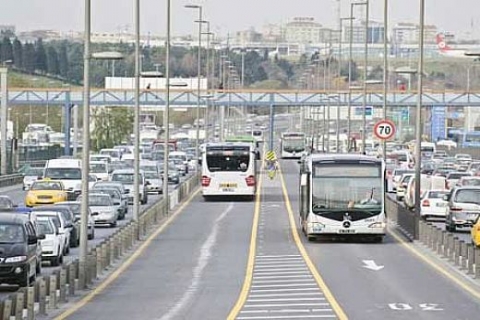 Haramidere'de, yeni yapılan üstgeçit açılmadan eskisi yıkıldı!