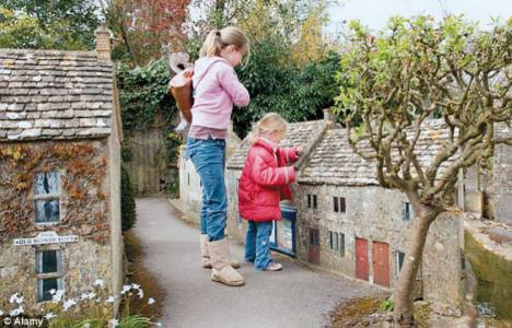 David Ellis İngiltere'de minyatür köy inşa etti!