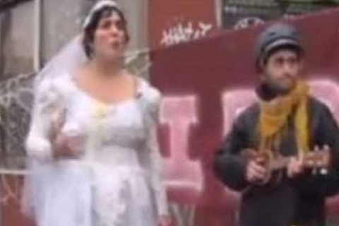 Babylonia Aviaz adında ABD'li kadın binayla evlendi!