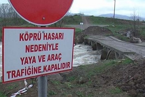 Düzce'nin Kadıoğlu köyüne ulaşımı sağlayan köprü, yıkılma tehlikesiyle kapatıldı!