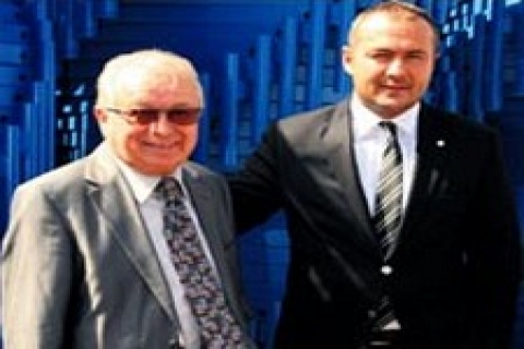 Urtim, inşaatçının düşemeyeceği iskele yaptı!