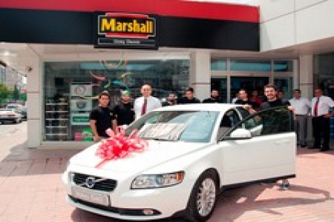 Marshall ile hayatını renklendirdi, Volvo S40'a sahip oldu!