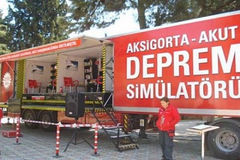 AKUT ve Aksigorta'nın deprem simülasyon TIR'ı Kütahyalılar'a 7.4'ü yaşattı!