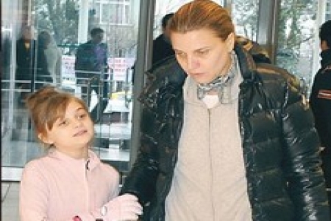 Ali Dinçkök'ün kızı Alina annesiyle alışveriş yaptı