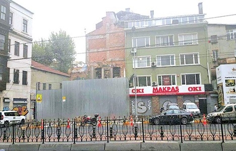 Beyazıt Öztürk Karaköy de satın aldığı binanın otel inşaatına başladı!